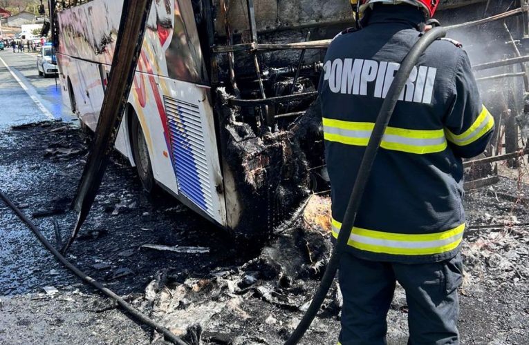 Incendiu la un autocar în Tulcea. Cele 27 de persoane aflate la bord s-au evacuat la timp