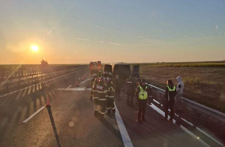 Incendiu pe autostrada A1, în apropiere de Pecica. O autoutilitară a ars în această dimineață