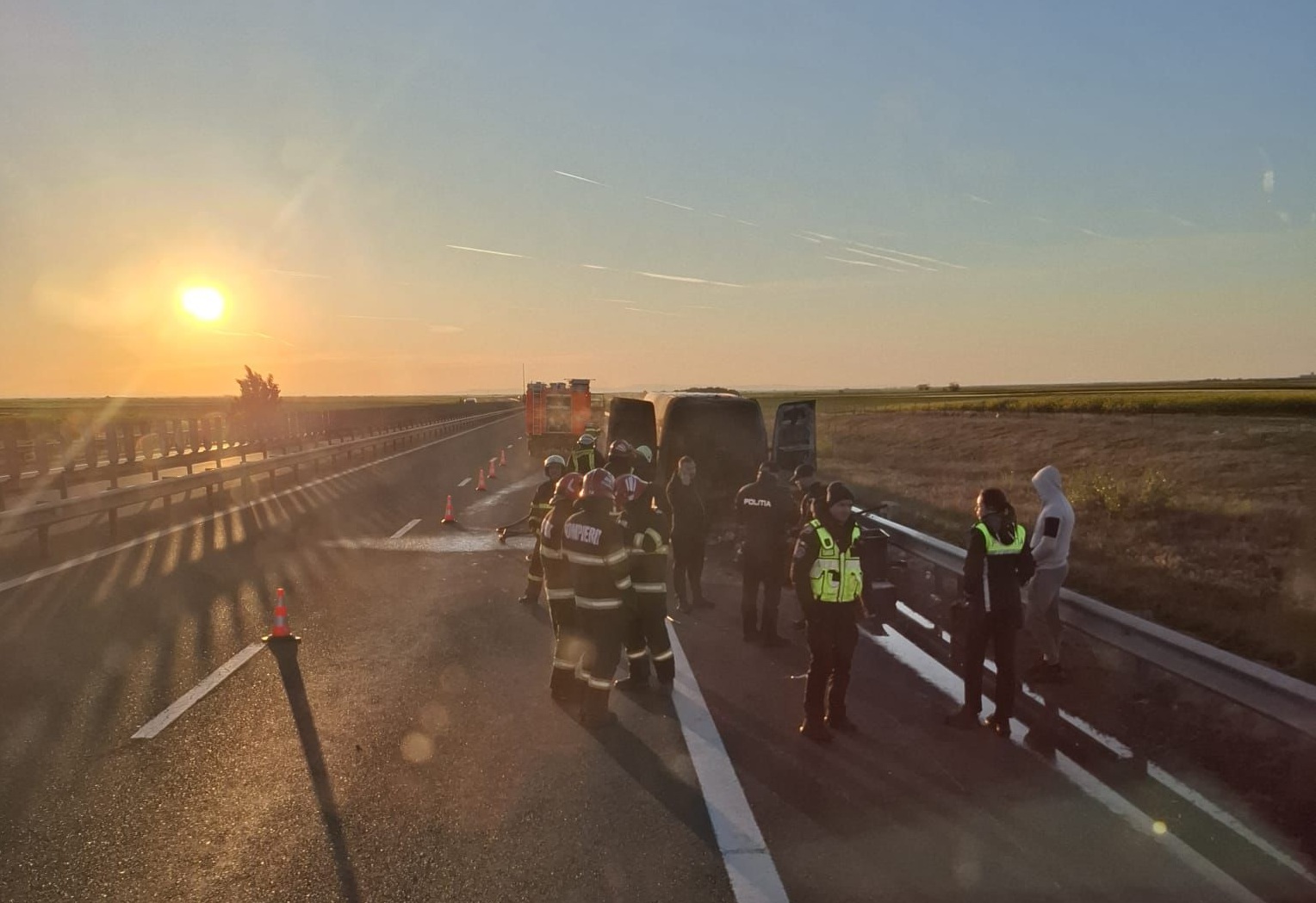 Incendiu pe autostrada A1, în apropiere de Pecica. O autoutilitară a ars în această dimineață