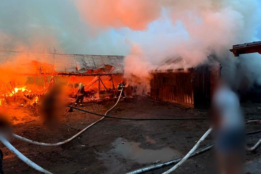 Incendiu puternic la două adăposturi de animale din Frătăuții Vechi. Echipajele intervin pentru stingerea focului