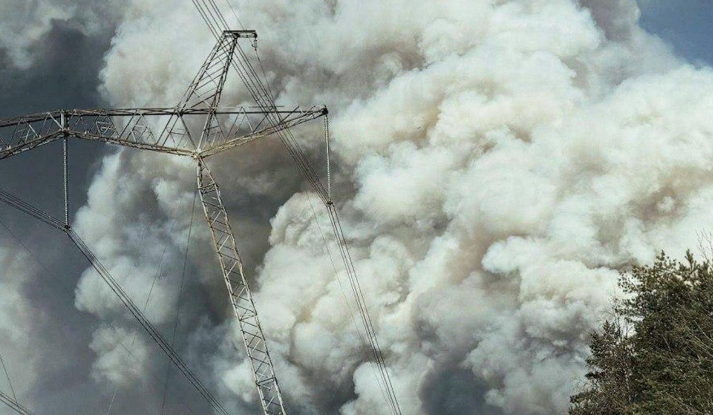 Incendiu uriaș în zona Cernobîl după prăbușirea unei drone. Focul se extinde rapid în apropierea fostei centrale nucleare