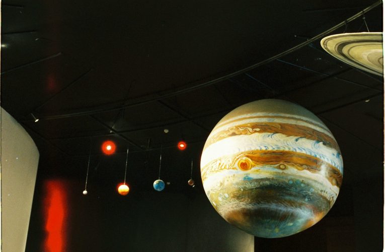 Inteligență artificială a descoperit peste 100 de planete ascunse în datele NASA, printre care se numără lumi rare și extreme