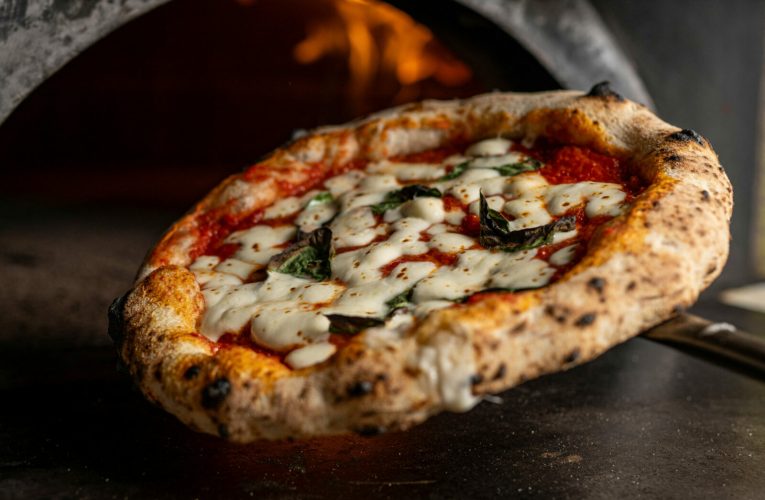 Inteligența artificială, acuzată că a produs o pagubă de 100 de milioane de dolari unei companii de pizza