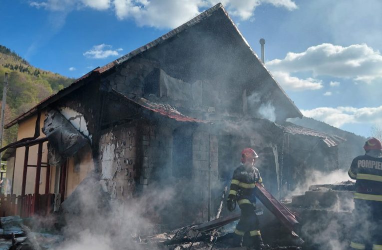 Intervenții în lanț pentru pompierii din Huedin. Trei incendii în câteva ore