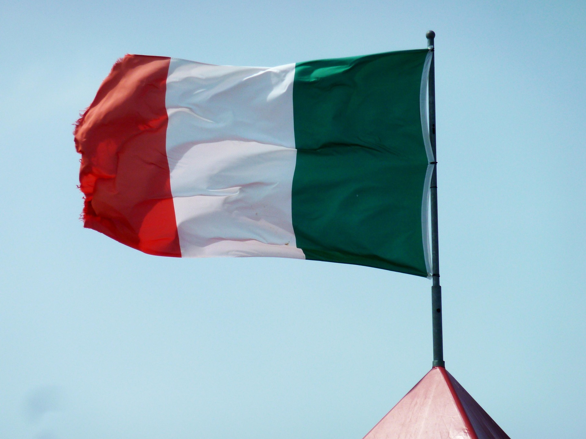Italia: Șapte răniți după ce un șofer a intrat cu mașina în pietoni în centrul orașului Modena