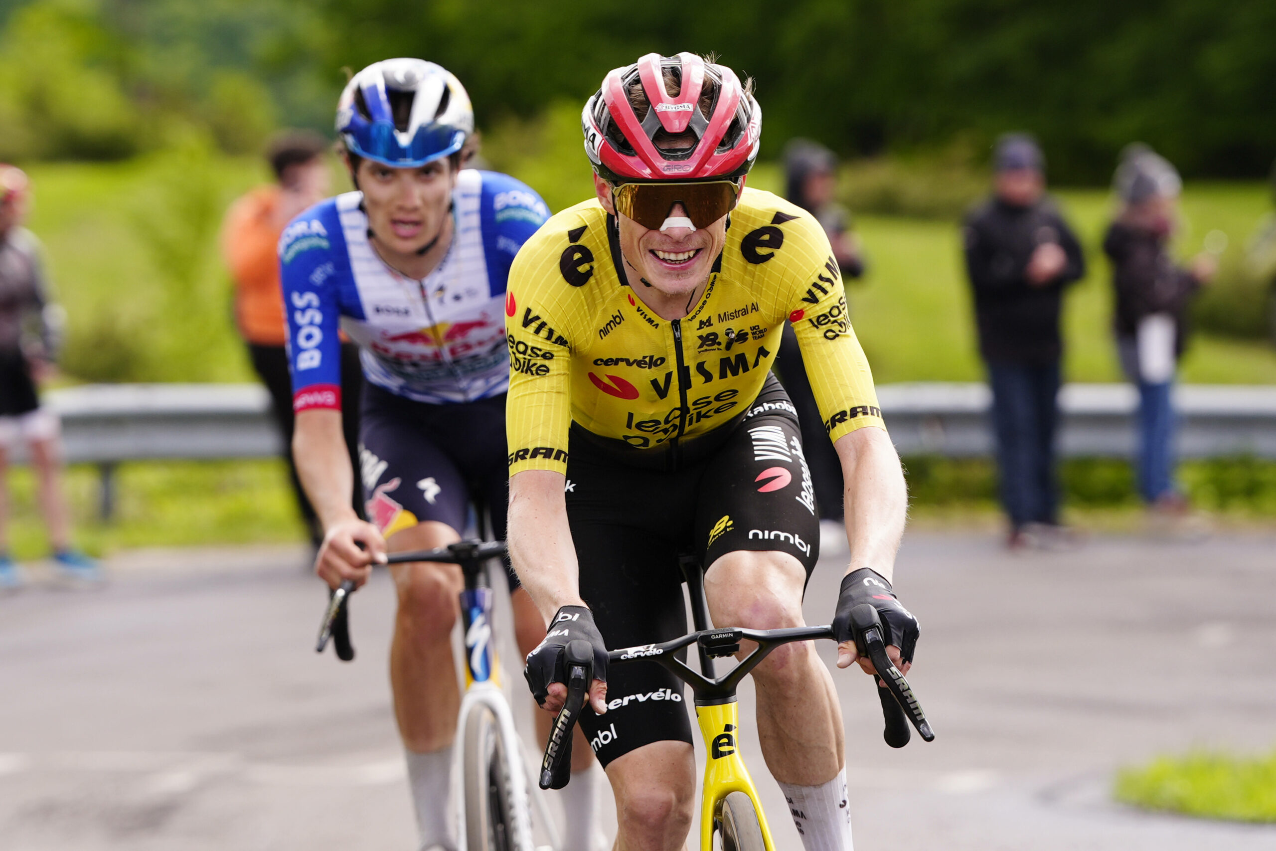 Jonas Vingegaard câștigă etapa a 14-a în solitar și preia tricoul roz în Giro