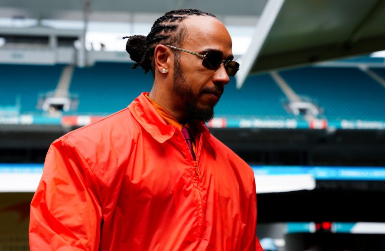 Lewis Hamilton respinge speculațiile privind retragerea din Formula 1: „Voi mai fi aici mult timp”