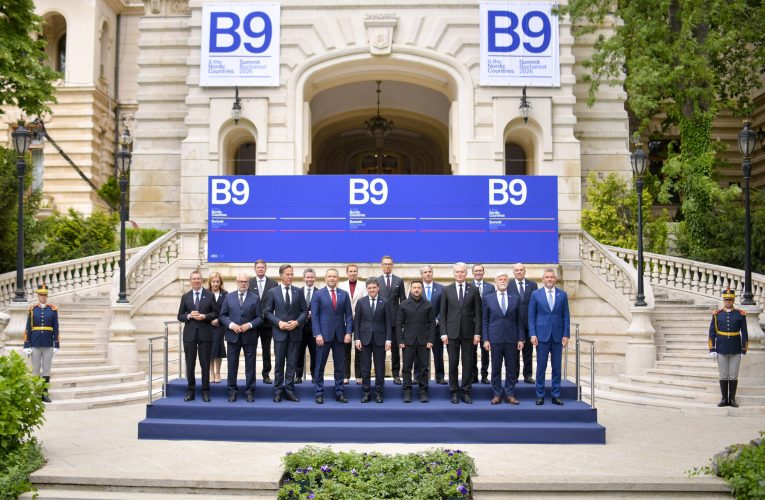 Liderii B9 avertizează că Rusia rămâne principala amenințare pentru NATO. Ungaria nu a semnat declarația comună a summitului de la București