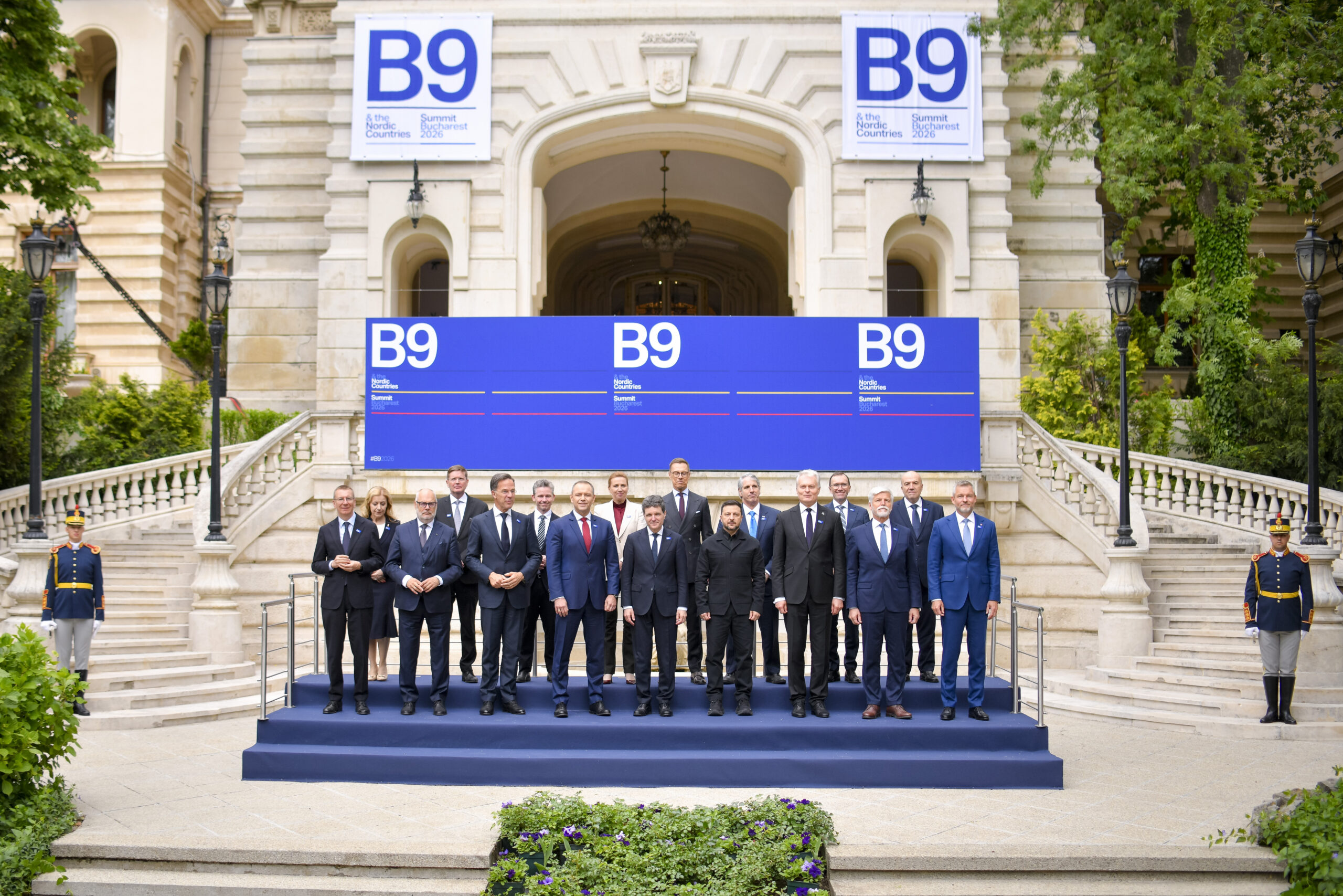 Liderii B9 avertizează că Rusia rămâne principala amenințare pentru NATO. Ungaria nu a semnat declarația comună a summitului de la București