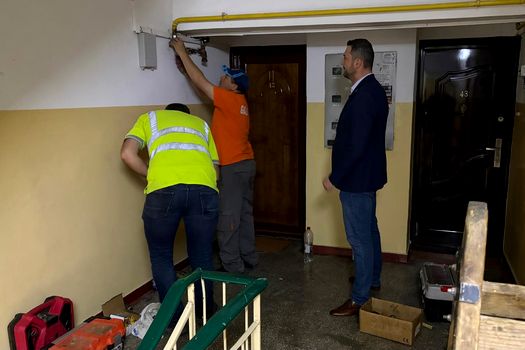 Locatarii blocului din Galați afectat de căderea unei drone revin în apartamente. Imobilul poate fi ocupat în siguranță