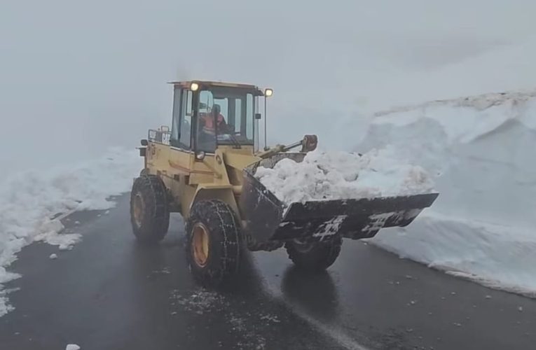 Lucrările de deszăpezire pe Transfăgărășan continuă în cea mai dificilă zonă a traseului