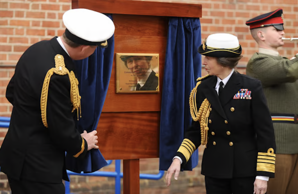 Marina regală britanică schimbă toate uniformele feminine din cauza a doi nasturi. Unde i-a plasat