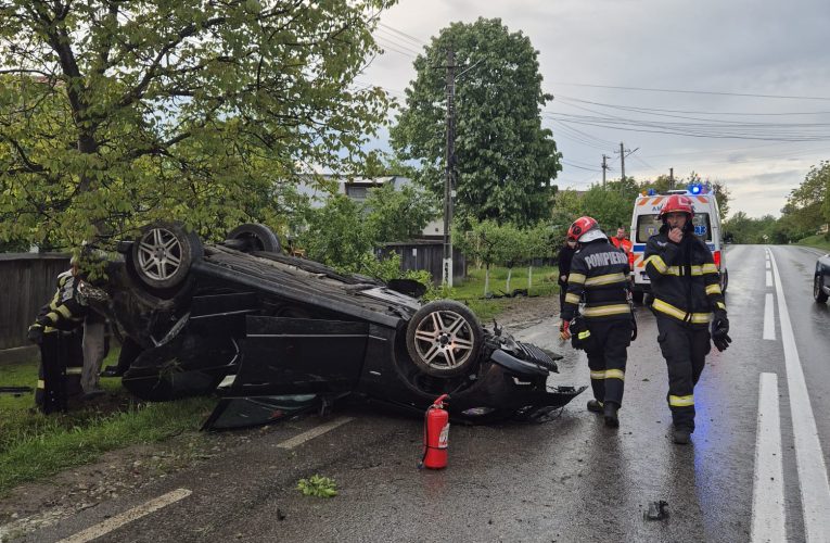 Mașină răsturnată în Bacău: cinci tineri au ajuns la spital după un grav accident rutier