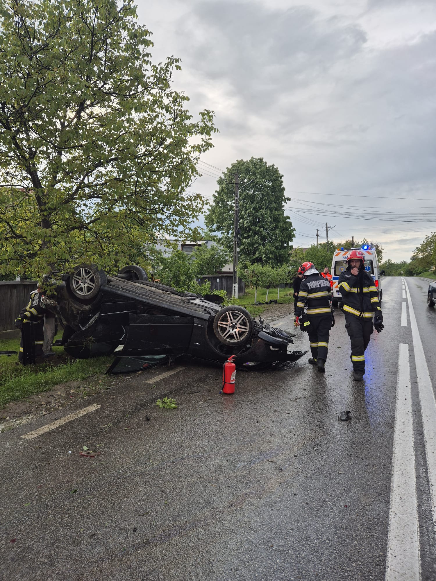 Mașină răsturnată în Bacău: cinci tineri au ajuns la spital după un grav accident rutier