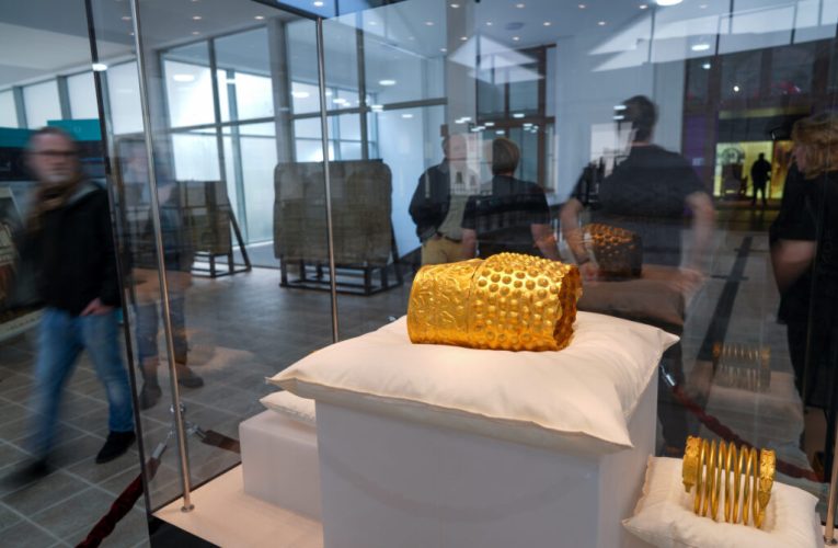 MNIR: Peste 9.000 de persoane au admirat coiful de la Coţofeneşti şi brăţările dacice în perioada 22 aprilie-3 mai