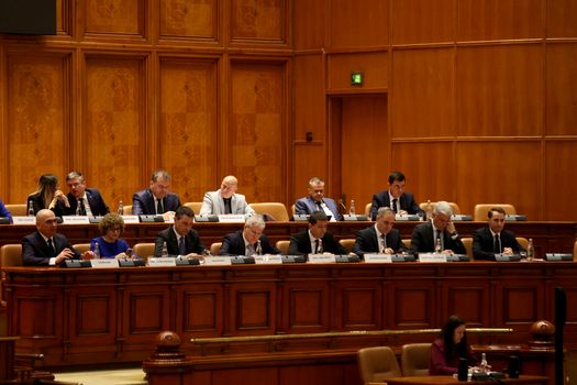 Moțiunea de cenzură. Bolojan către PSD: „Nu ați fost în Guvern? Moțiunea e mincinoasă, cinică și artificială”. 402 parlamentari prezenți în sală. Parlamentarii PNL vor spune prezent, nu votez