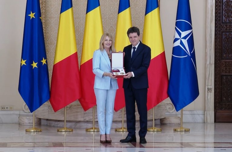 Nicușor Dan a decorat-o pe Nadia Comăneci: Vreau să vă mulțumesc că sprijiniți România