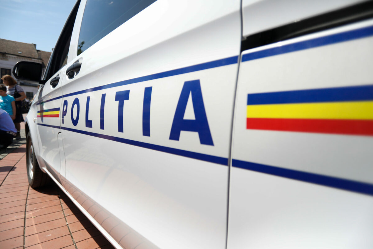 O femeie a dat bani la doi polițisti să intre în Arest pentru relații intime cu un deținut
