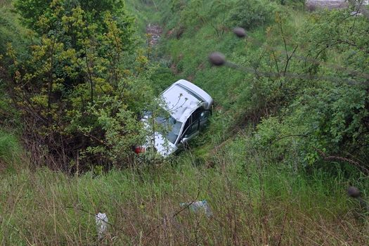 O mașină a căzut într-un canal din Târgu Neamț. Persoanele din vehicul au fost transportate la spital