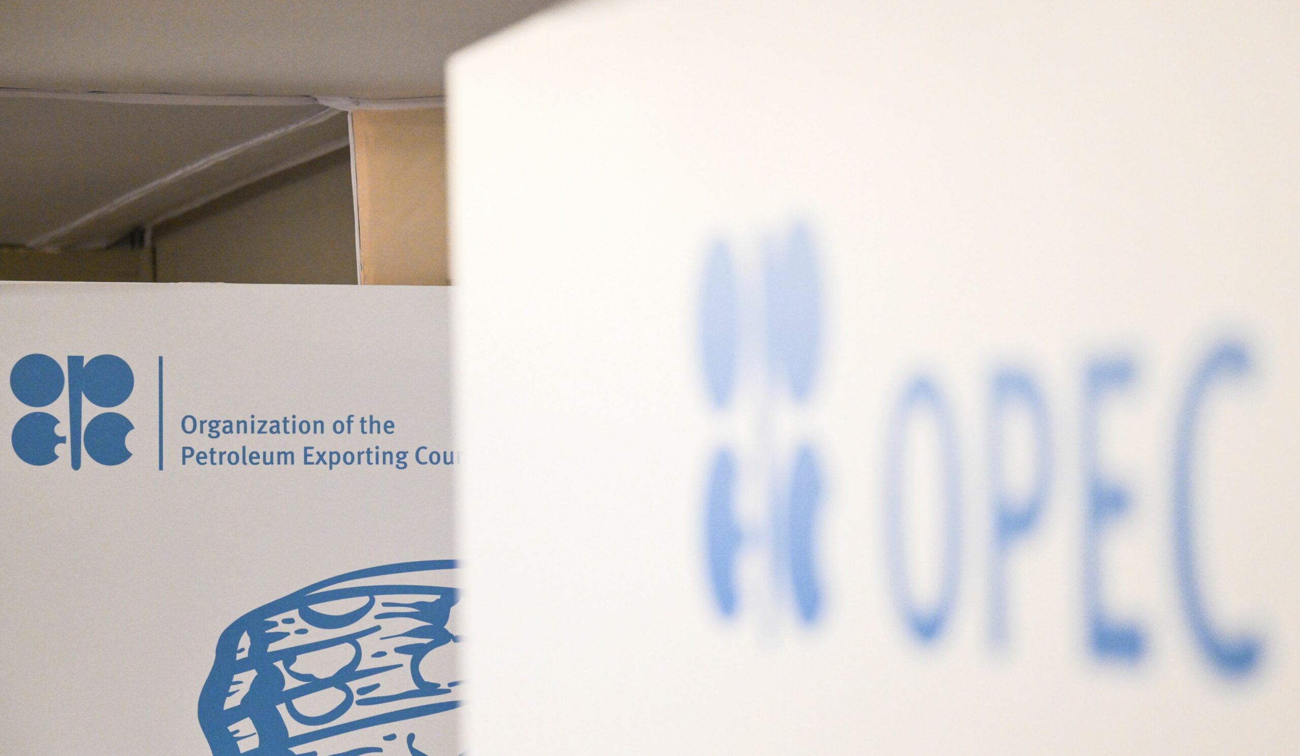 OPEC+ majorează producția de petrol, în contextul tensiunilor generate de blocarea Strâmtorii Ormuz