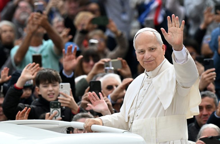 Papa Leon vizitează „Țara Focurilor” din Italia, unde mai mulți copii au murit de cancer din cauza deșeurilor toxice