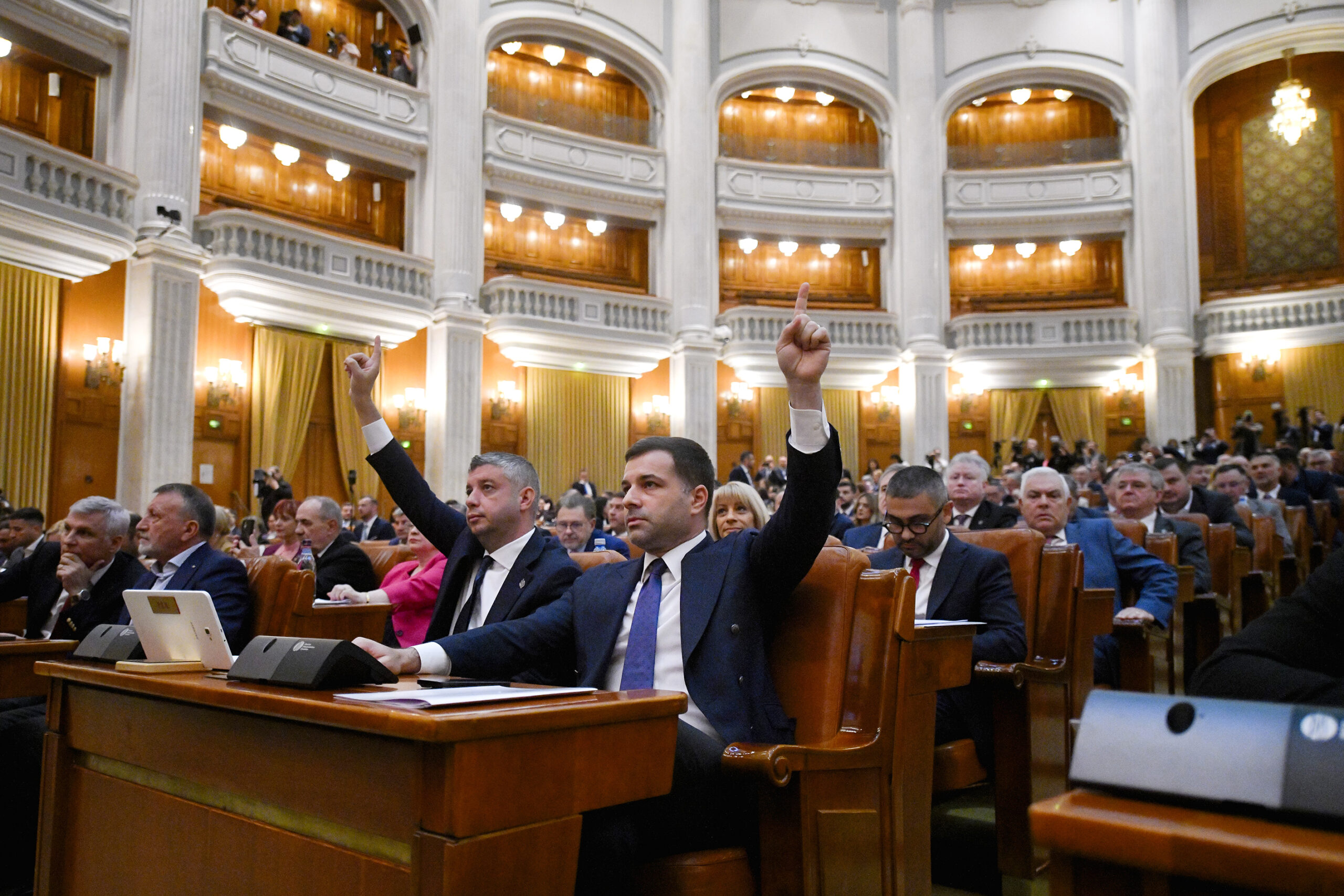 Parlamentul României a eliminat E-factura pentru drepturile de autor și agricultori. PSD a votat împreună cu PNL