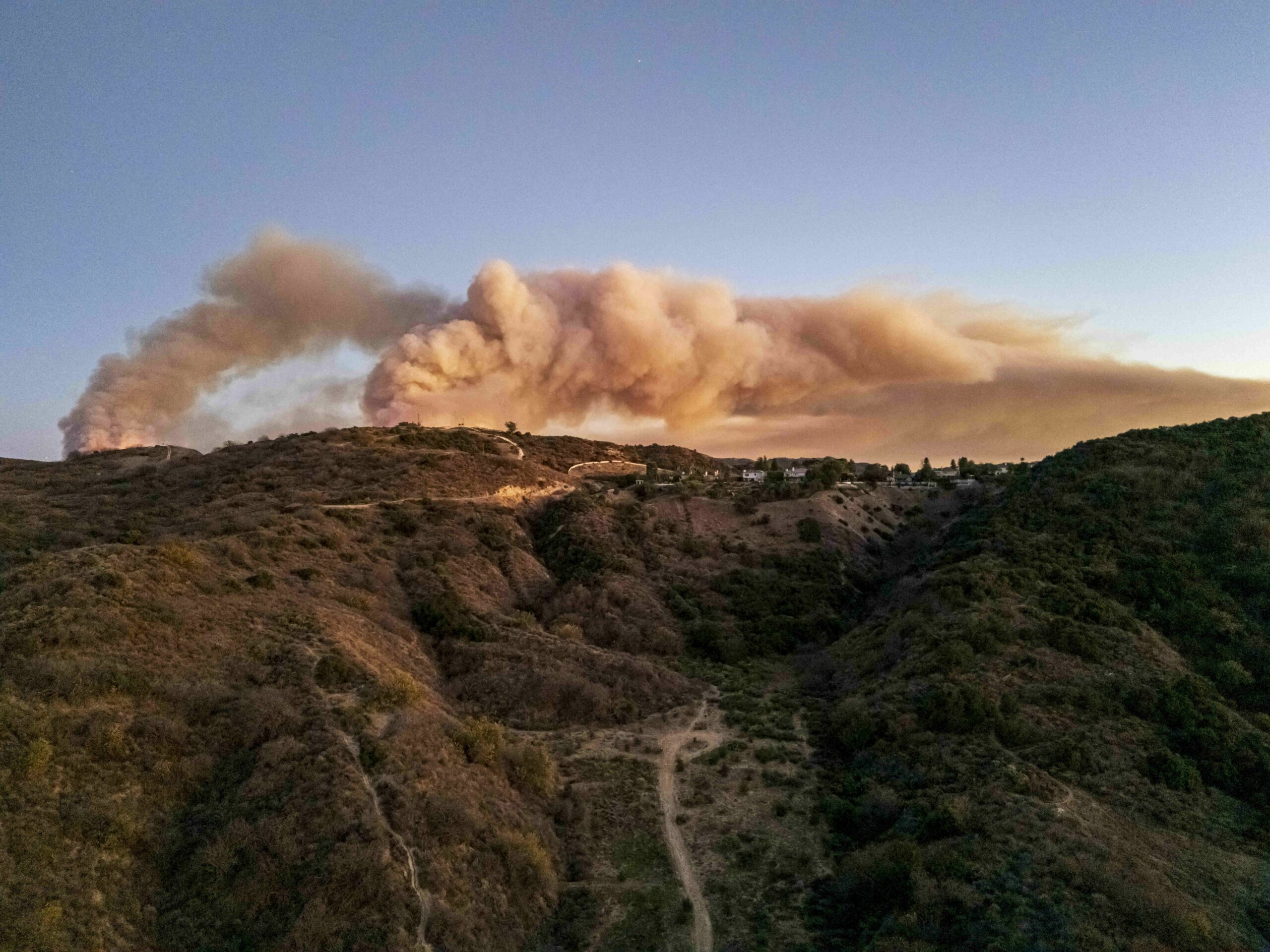 Peste 17.000 de persoane au fost evacuate din California în urma incendiilor de vegetație