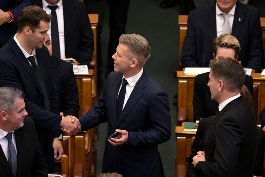 Peter Magyar a devenit oficial noul premier al Ungariei după depunerea jurământului din Parlament