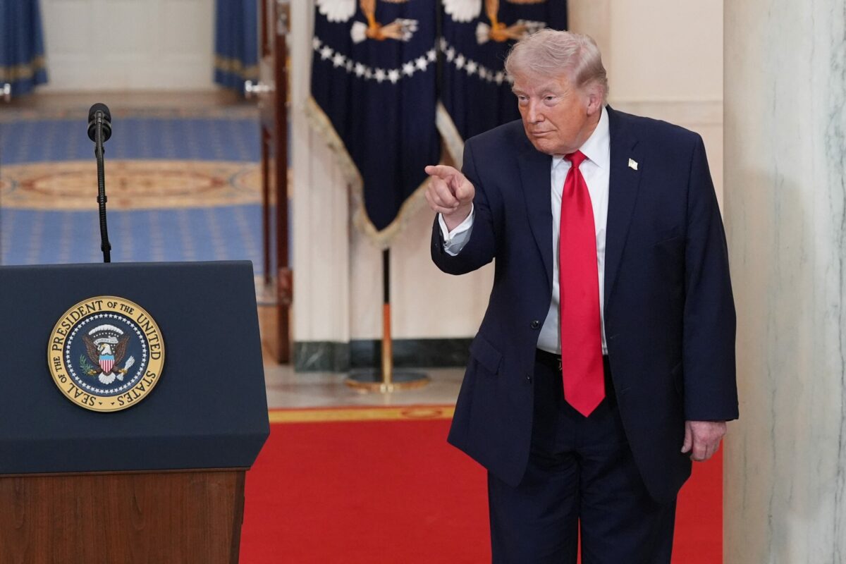 Piețele globale scad, iar petrolul sare de 110 dolari după avertismentul lui Trump către Iran: „Ceasul ticăie”