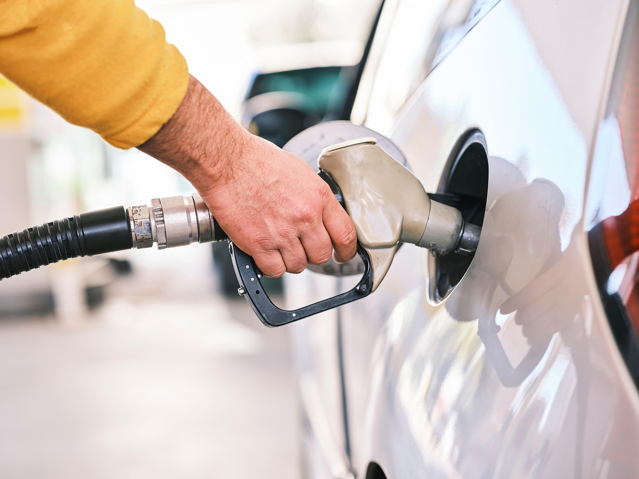Prețuri plafonate la carburanți în Polonia. Șoferii din țările vecine vin să alimenteze mai ieftin