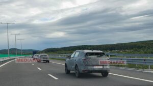 Primele imagini cu noul model Dacia! Striker a fost fotografiat pe șoselele din România | EXCLUSIV