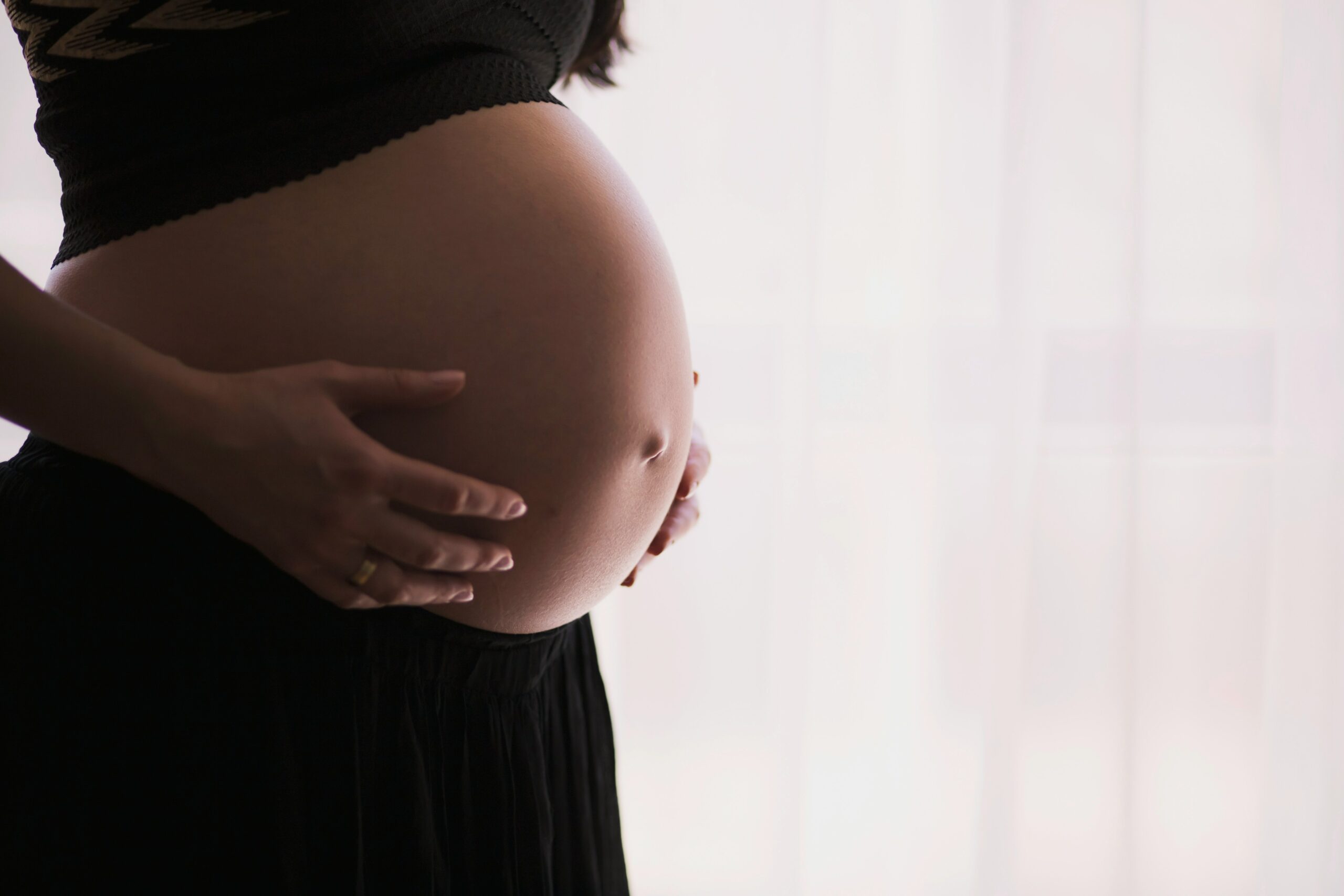 Proiect de lege al USR: Femeile însărcinate ar putea avea dreptul la însoțitor în sala de nașteri