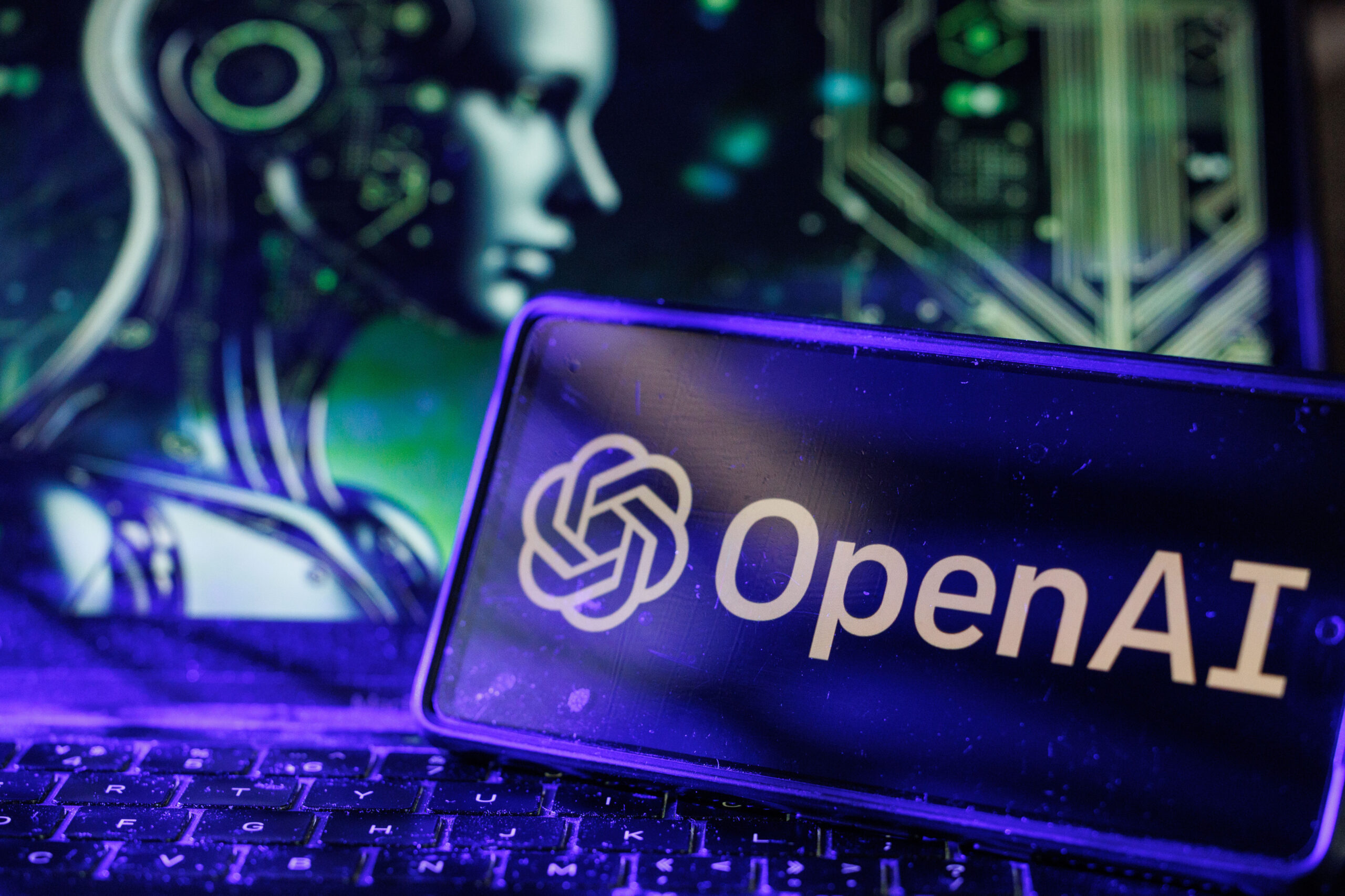 „Războiul” din inteligența artificială se mută în infrastructură. OpenAI lansează un serviciu de acces garantat la resurse de calcul pe termen lung