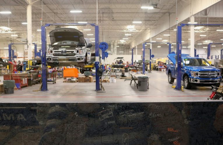 Revoluția mașinilor electrice și autonome: Cum se transformă industria auto din România și ce specialiști se caută (P)