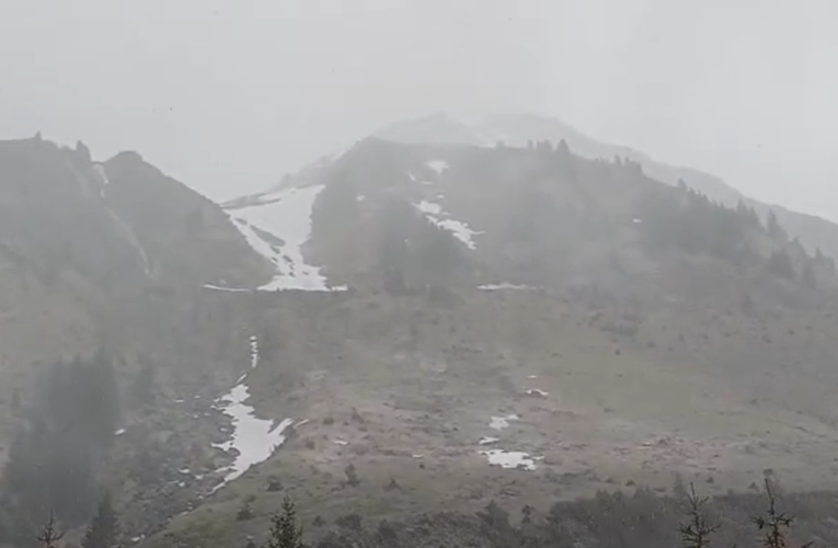 Salvamont Argeș: Risc crescut de avalanșe la altitudini peste 1.800 de metri / Turiștii, sfătuiți să evite traseele unde sunt condiții meteo severe