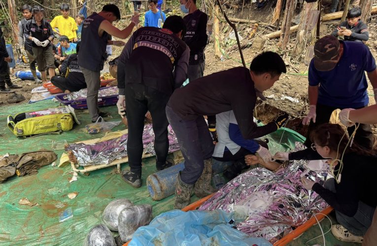 Salvatorii au eliberat 4 bărbați blocați într-o peșteră inundată din Laos