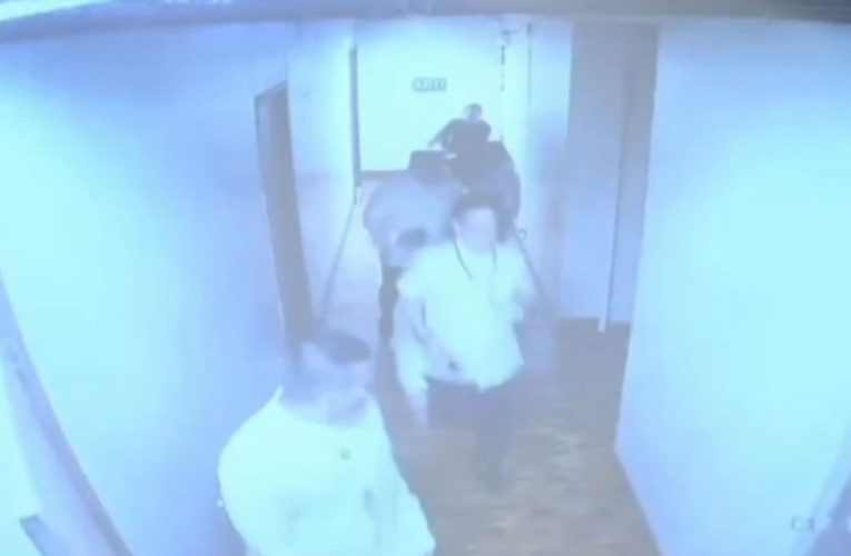 Scene incredibile: Senator cercetat pentru execuțiile din „războiul împotriva drogurilor”, fuge de anchetatori în senatul filipinez