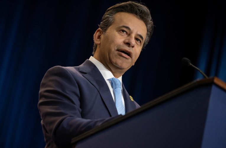Șeful FDA pleacă după un an de scandaluri. Omul lui Trump, prins între Big Pharma, antivacciniști și lobby-ul conservator