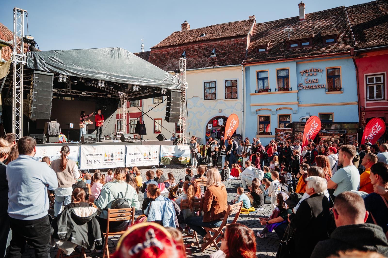 Sighișoara, ultima cetate medievală încă locuită din Europa, marchează începutul verii cu festivalul „Carnaval în cetate”. Accesul este liber | 28 mai – 1 iunie 2026