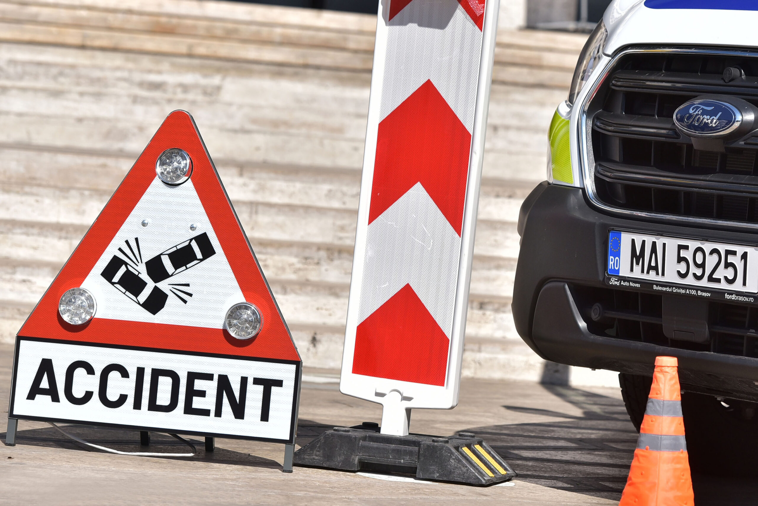 Șofer beat, urmărit de poliție prin Constanța. A intrat în mașini parcate și s-a răsturnat după o cursă nebună prin Tomis Nord