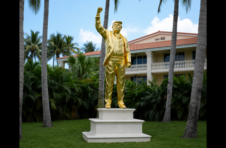 Statuia aurită a lui Donald Trump, binecuvântată în Florida. Pastorul: „Nu este un vițel de aur”