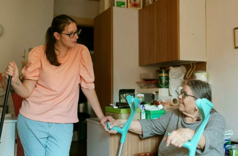 „Statut european al îngrijitorilor”: Pensii și concedii pentru cei care îngrijesc membri ai familiei