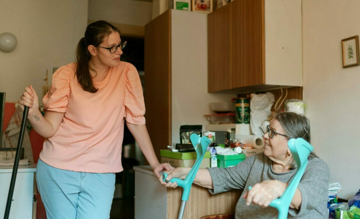 „Statut european al îngrijitorilor”: Pensii și concedii pentru cei care îngrijesc membri ai familiei