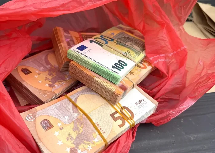 STENOGRAME: „Lasă că îi zic lui Marin Andrei direct”. Ce discuții purtau procurorii din Constanța, acuzați într-un dosar cu bani în birou?! Intervenții în anchete și presiuni la ISU | IMAGINI DE LA PERCHEZIȚII