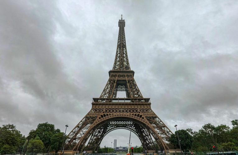 Suma fabuloasă pentru care s-a adjudecat un fragment din scara Turnului Eiffel, după ce a fost scos la licitație
