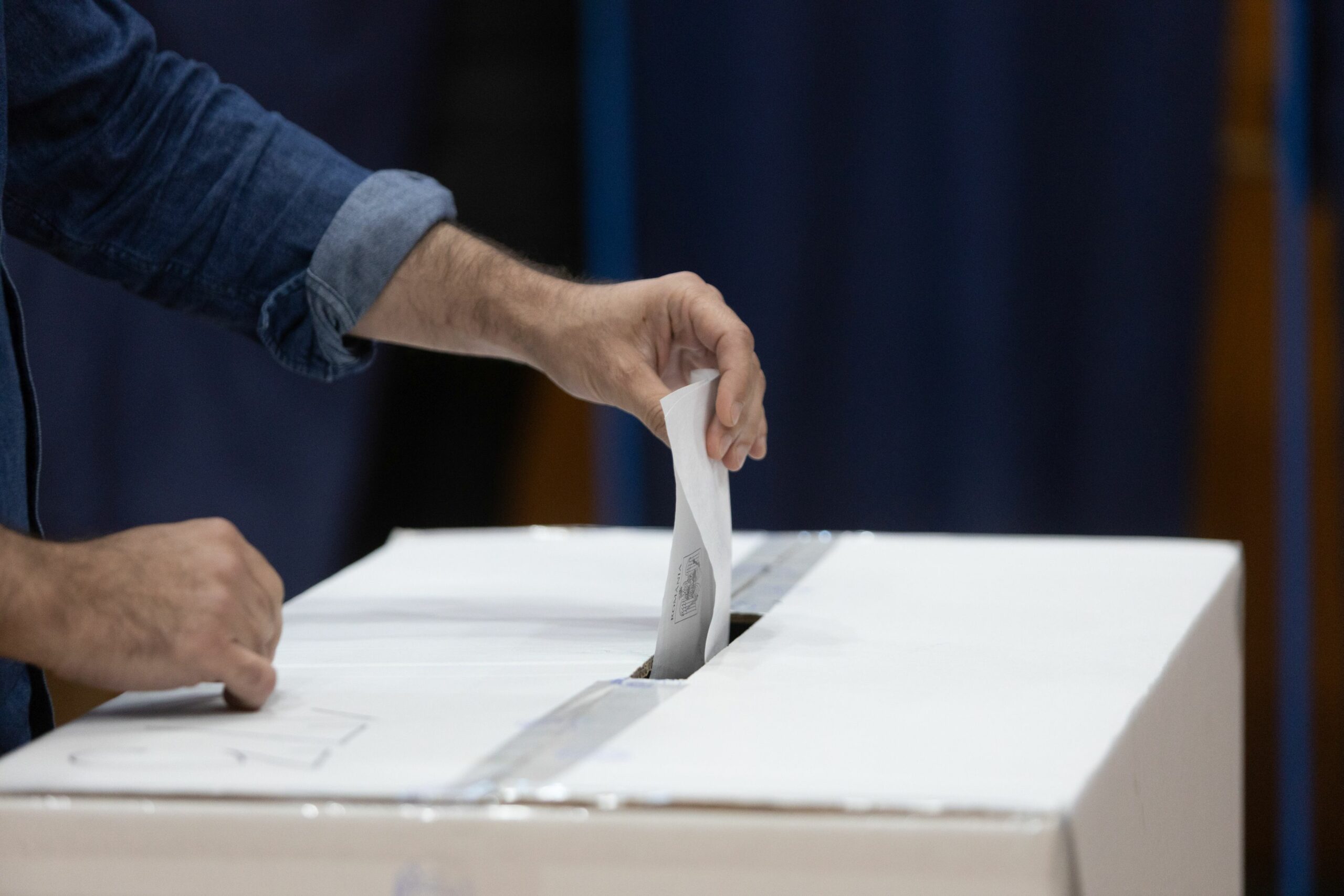 Surpriză în Franța: unul din șase alegători a consultat inteligența artificială ca să știe cu cine să voteze
