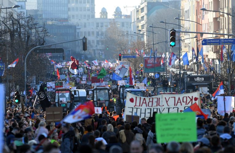 Transportul feroviar din Serbia, suspendat înaintea unui amplu protest al studenților