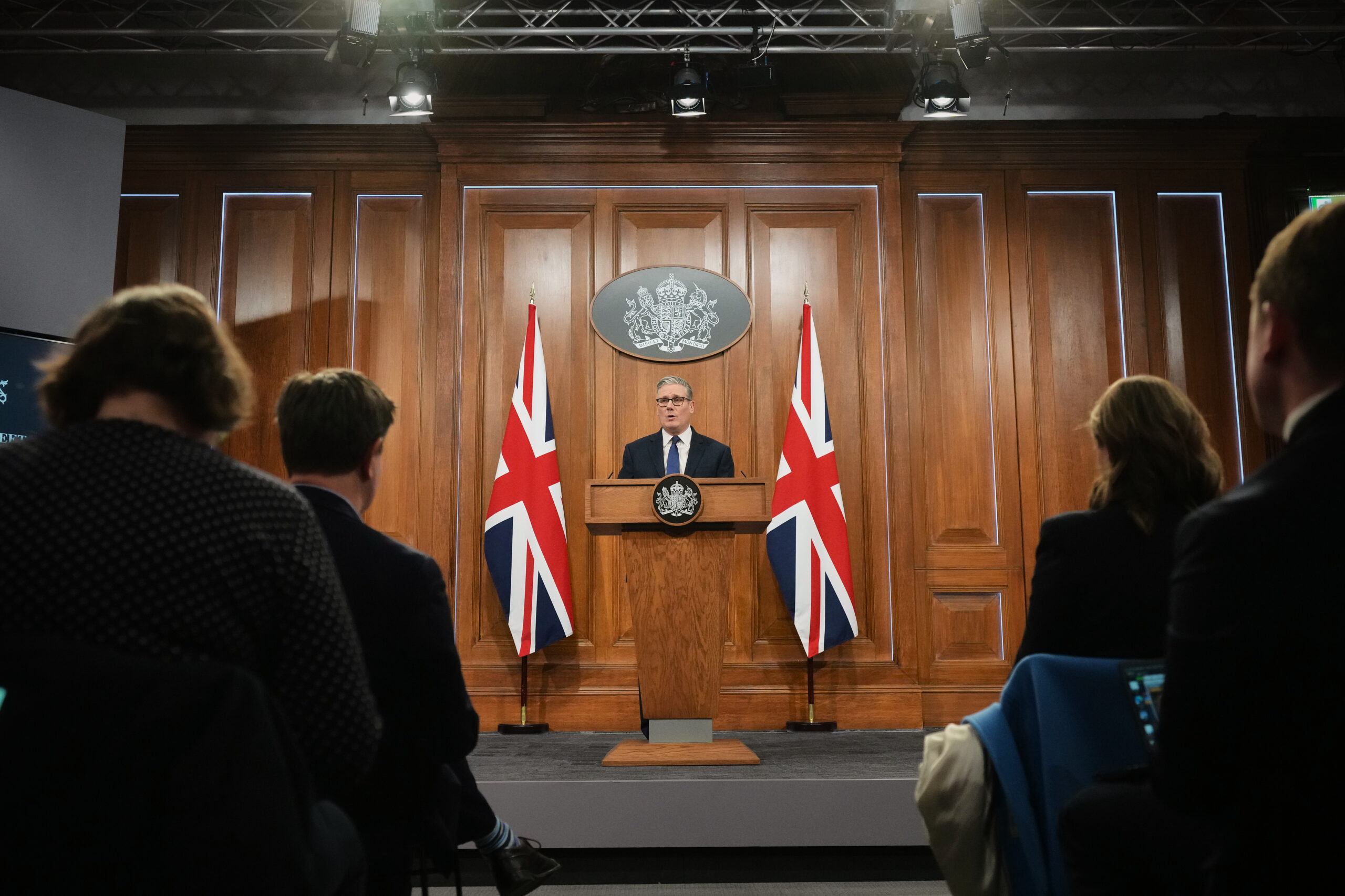 Trei miniștri din guvernul britanic și-au dat demisia în semn de protest față de premierul Starmer