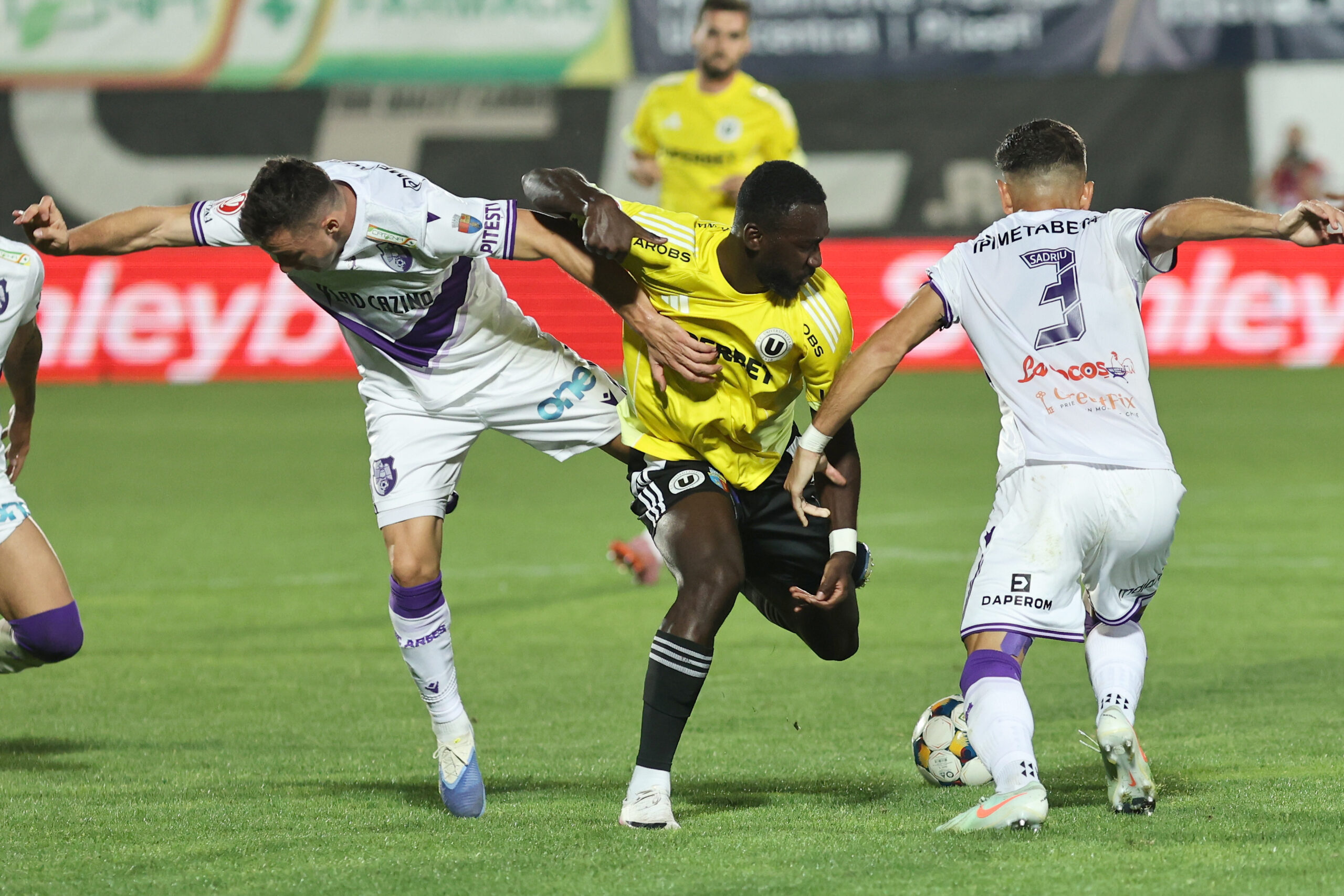 Trei partide programate sâmbătă în Superliga de fotbal. Universitatea Cluj – FC Argeș, singurul meci din play-off