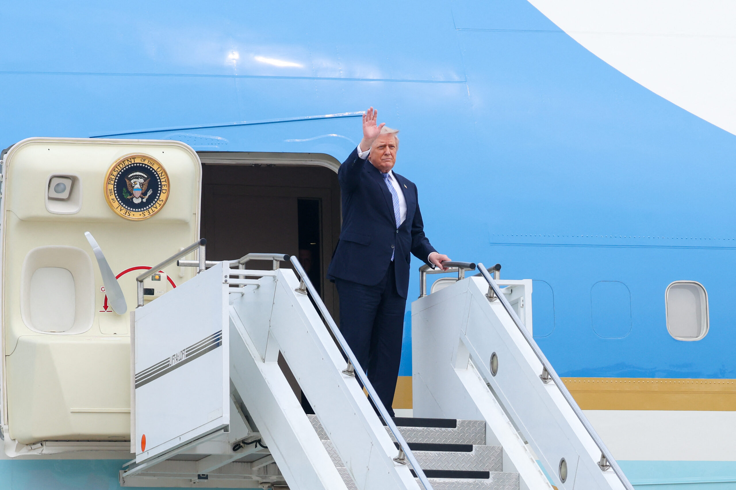Trump, acuzat că a tranzacționat acțiuni la companii cu care administrația sa avea contracte / Eric Trump respinge acuzațiile: „Sunt o minciună”